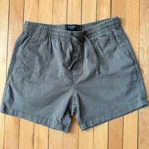 Todd Snyder men’s green shorts.